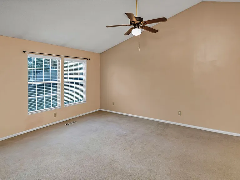 100 Woodspur Rd — Photo 22