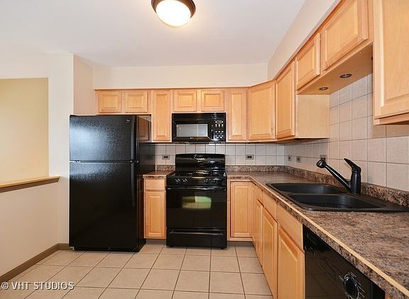 4th image of 27W405 Melrose Ln #4003