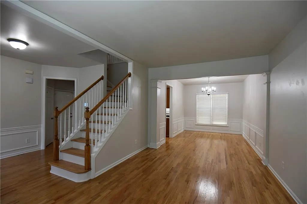 5 bed, 2.5 bath, 2324 sqft, $2,800 — Photo 2