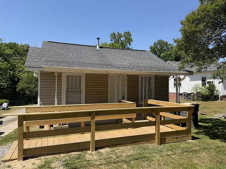 919 N Walnut St — Photo 1