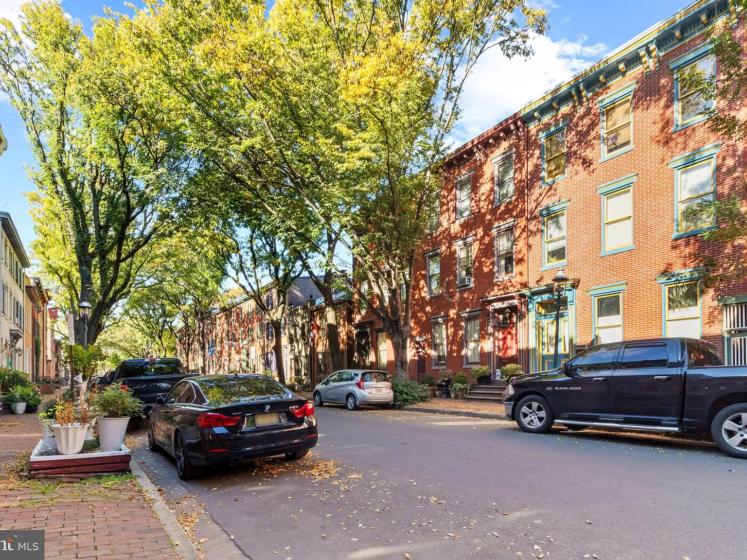 1 bed, 1.0 bath, 2242 sqft, $1,600 — Photo 2