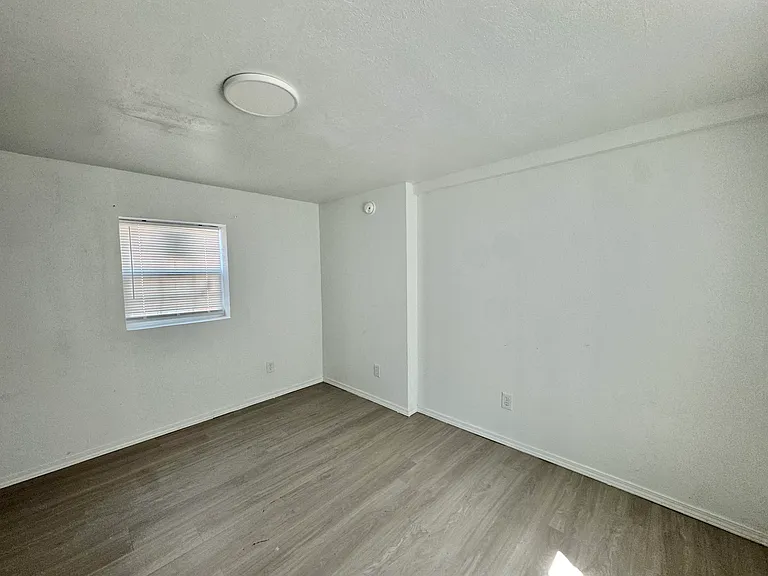 529 SE 15th St — Photo 17