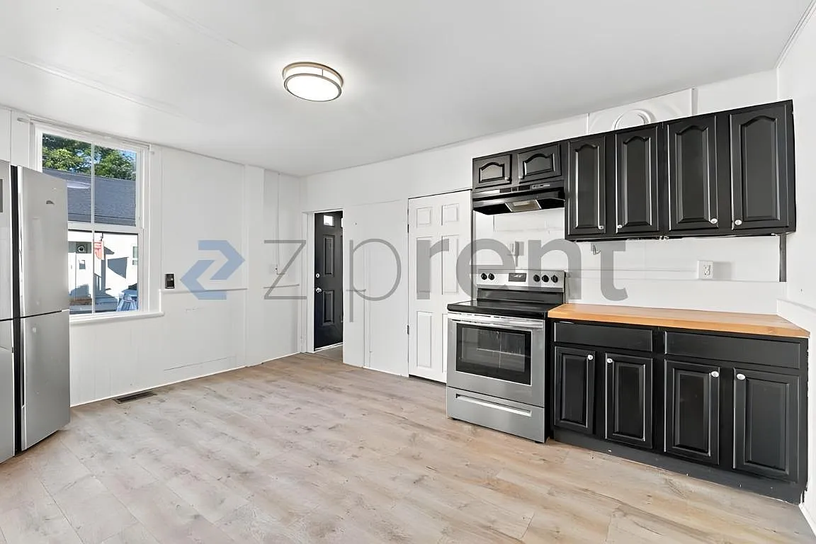 4 bed, 1500 sqft, $2,232 — Photo 2