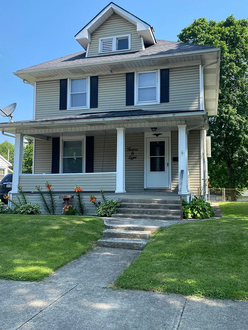 1208 Broadway St photo 1