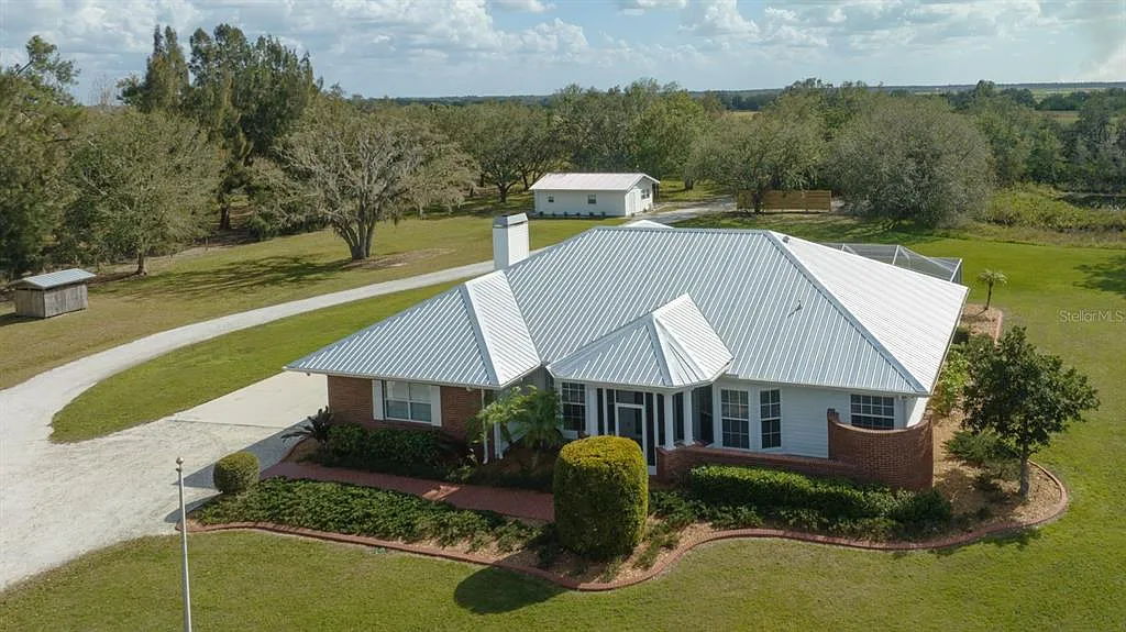 3 bed, 2.0 bath, 2210 sqft, $5,800 — Photo 1