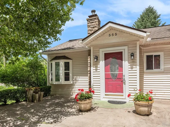 555 Shady Oaks St, Lake Orion, MI 48362