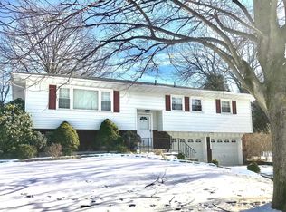 17 Saddle Rock Dr, Poughkeepsie, NY 12603