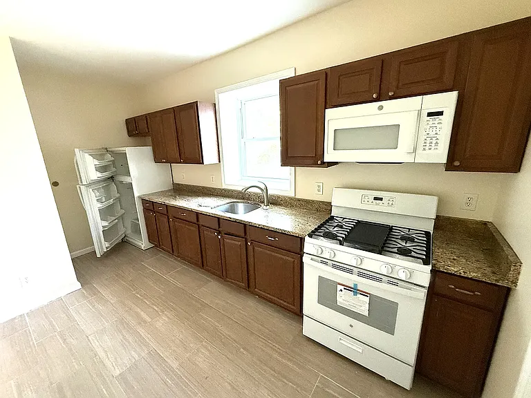 1333 E Main St #1 — Photo 8