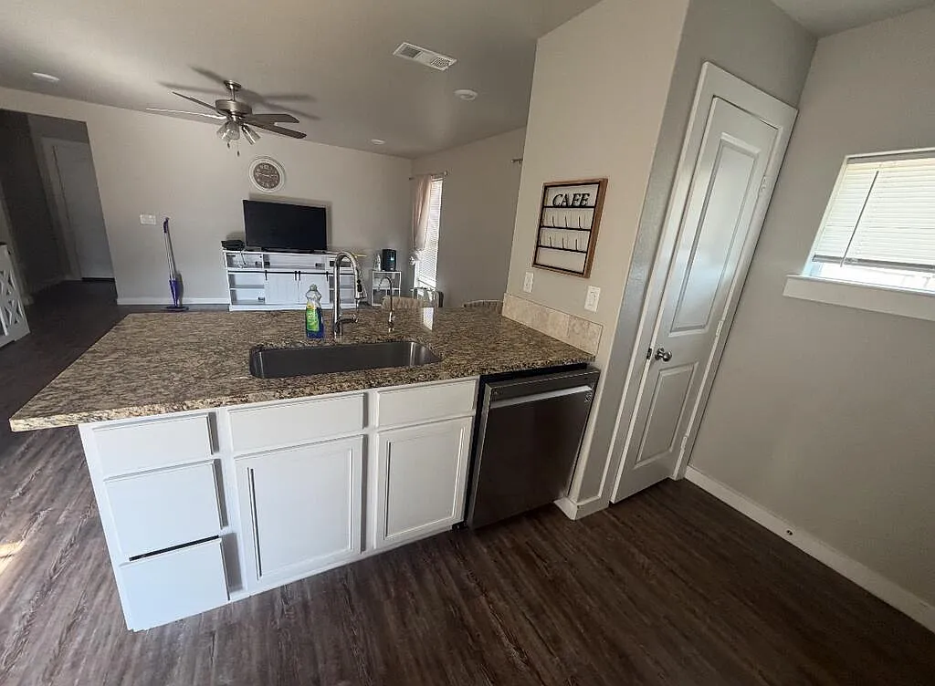 2 bed, 2.0 bath, 1035 sqft, $2,300 — Photo 4