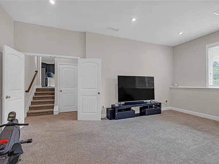 1645 Hillcrest Dr — Photo 25