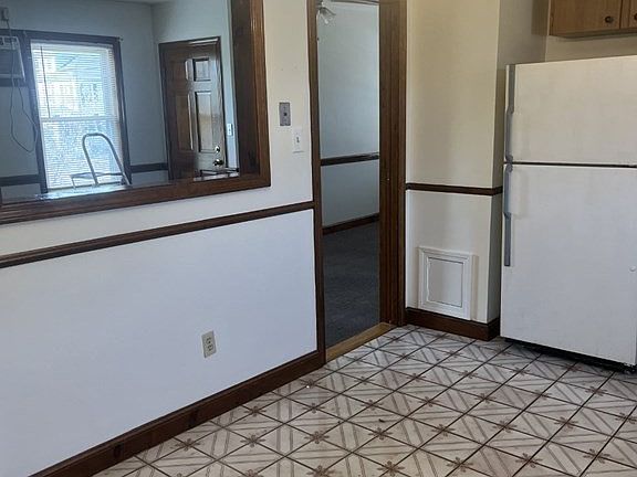 3rd image of 484 Pond St #2