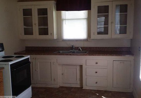 3rd image of 415 N Avenue G #Shiner