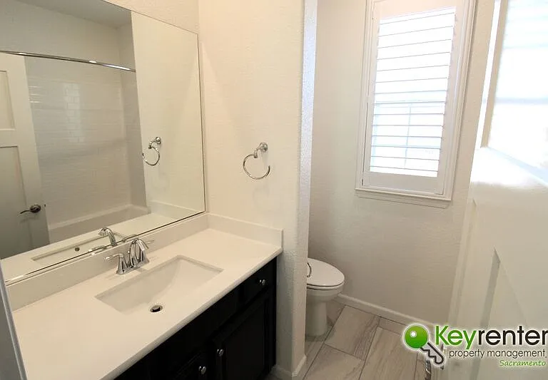 1061 Chapelhill Ln — Photo 25