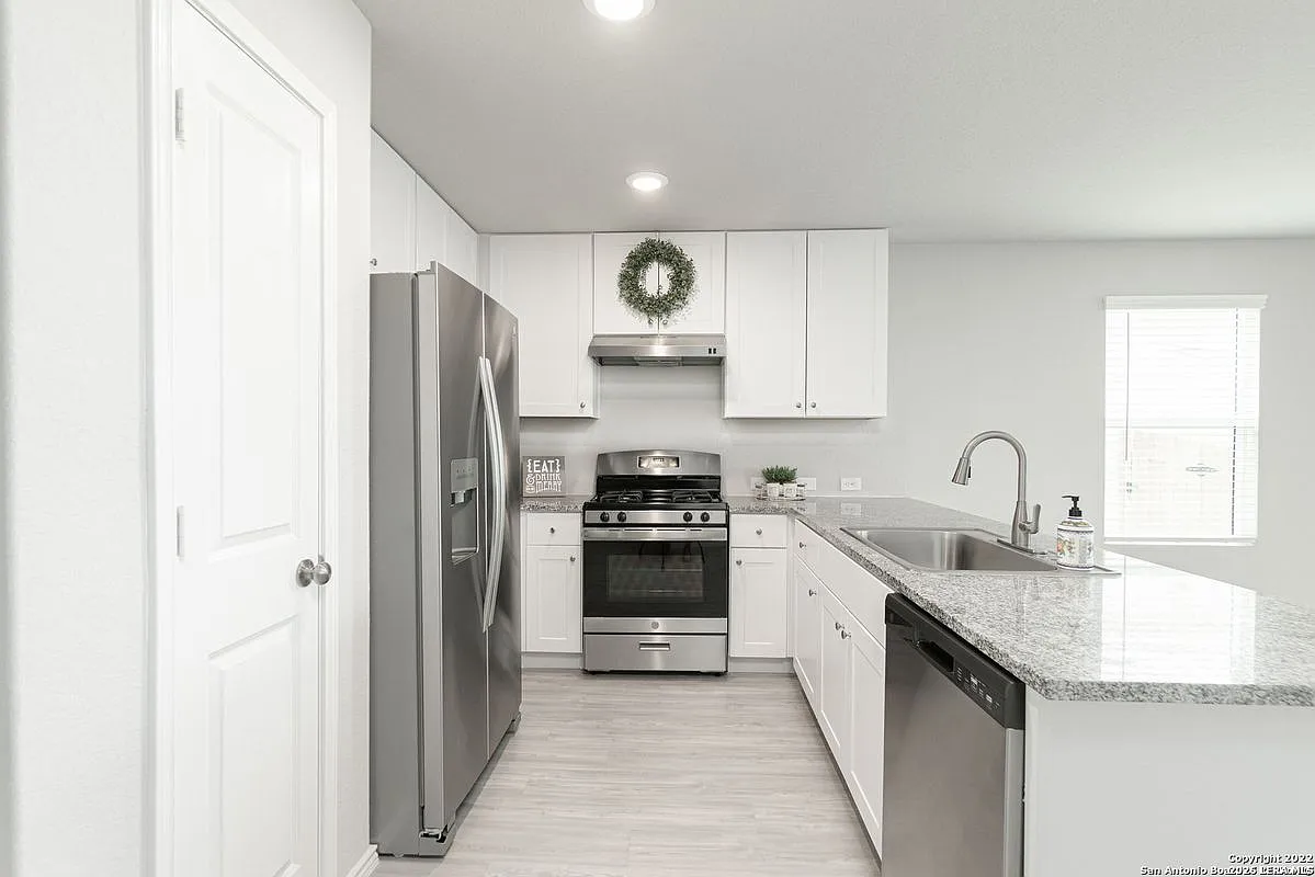 3 bed, 2.0 bath, 1464 sqft, $2,000 — Photo 3