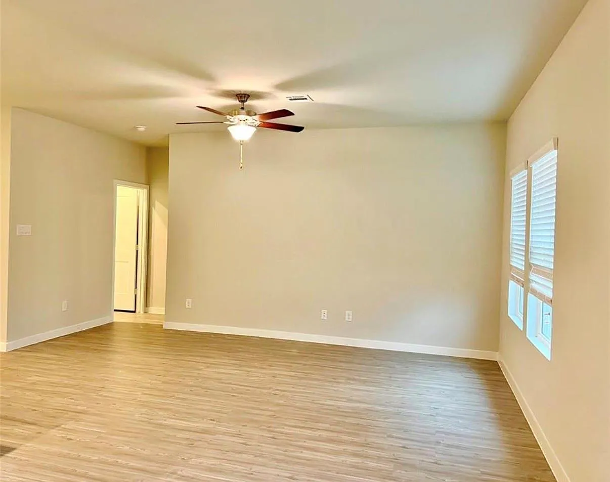 3 bed, 2.0 bath, 1623 sqft, $2,300 — Photo 4