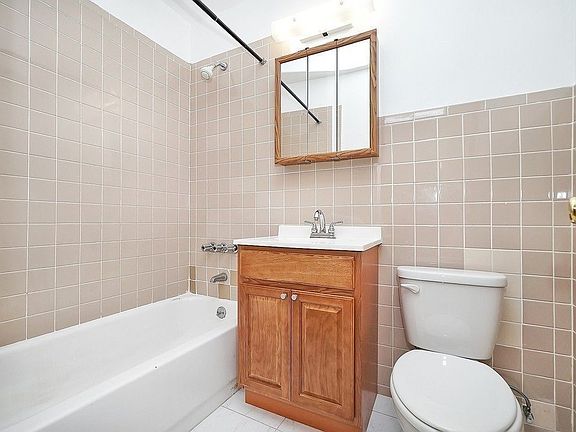 5th image of 724 Amsterdam Ave APT 4C