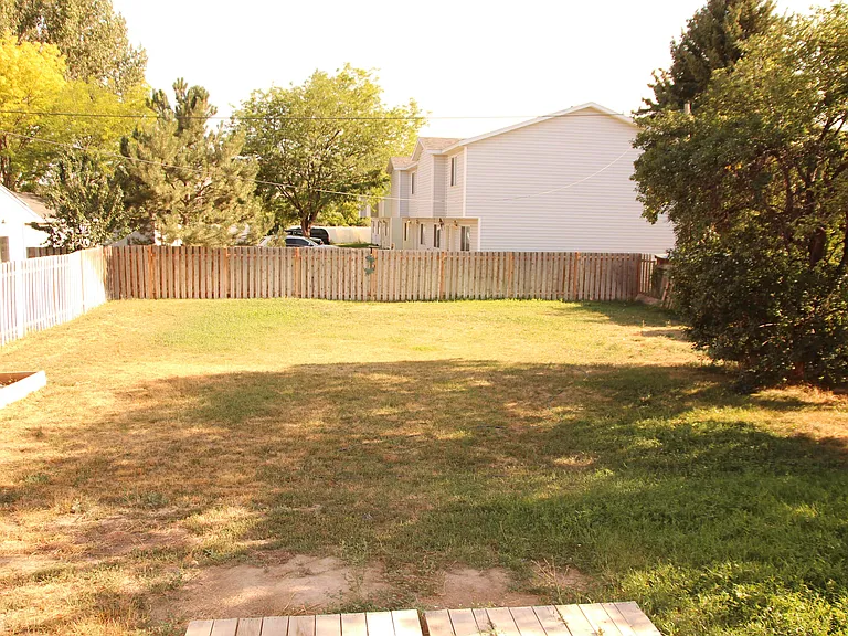 559 W Pine St — Photo 2