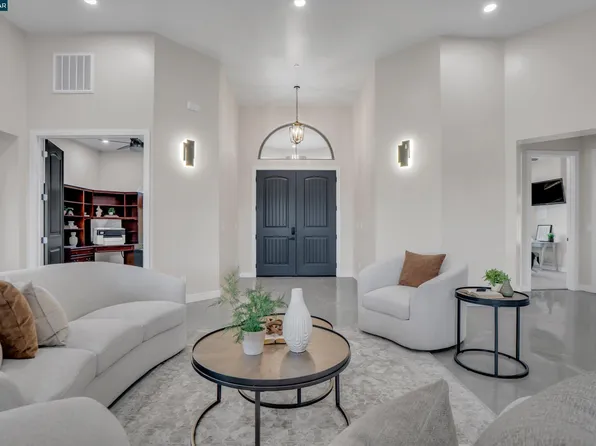 30 W Cypress Pl, Oakley, CA 94561