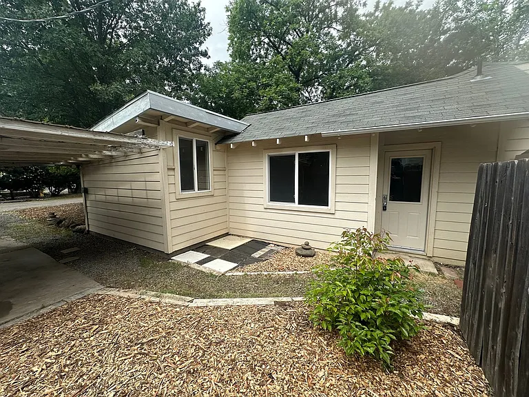 2050 Laburnum Ave — Photo 28