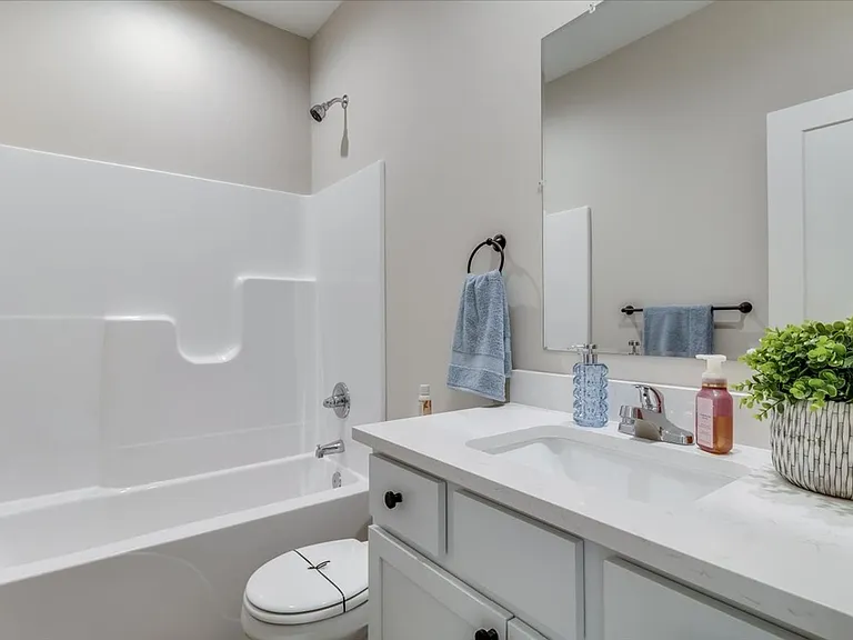2315 W Macarthur Rd — Photo 23