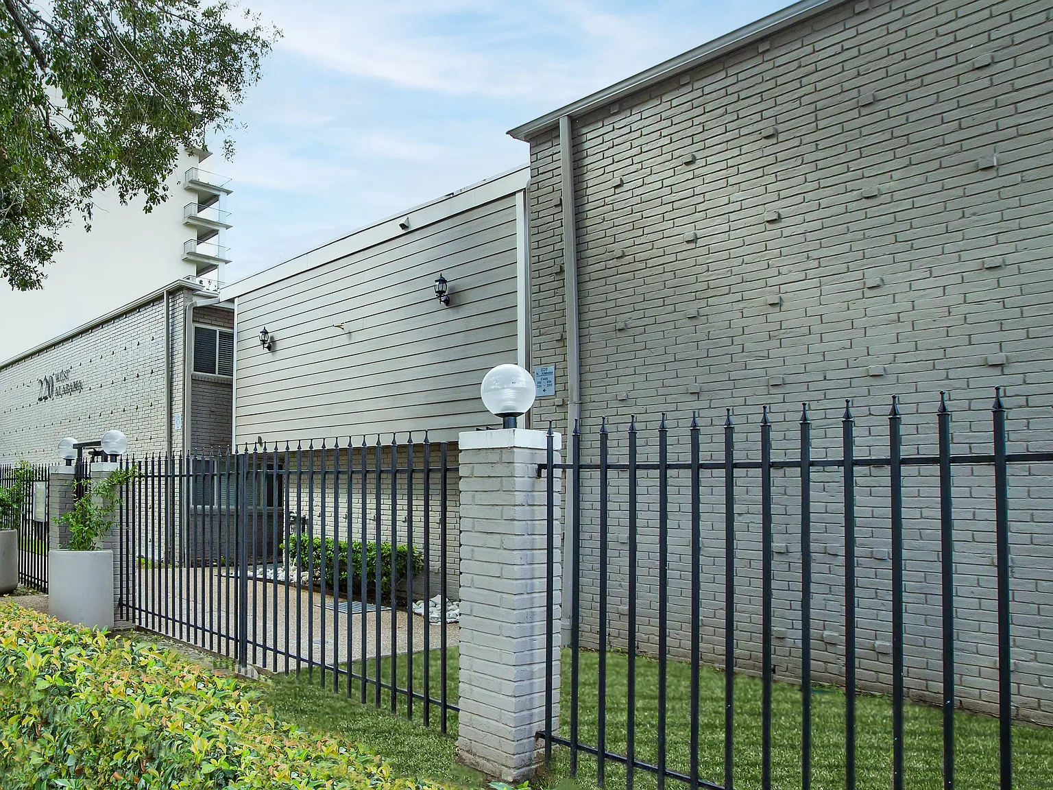 220 West Alabama Apartments — Photo 1