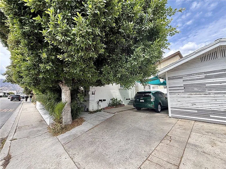 408 N Pacific Ave — Photo 1