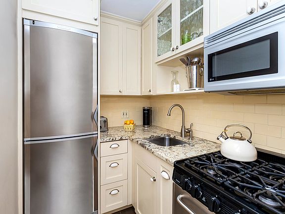 3rd image of 200 E 74th St APT 3G