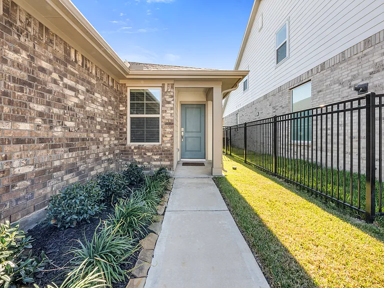 27107 Blue Pool Dr — Photo 2