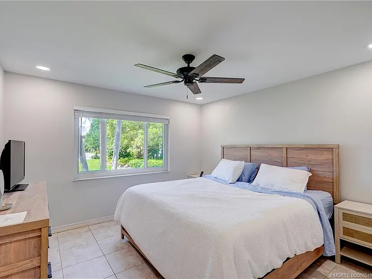 5539 NE Gulfstream Way — Photo 24
