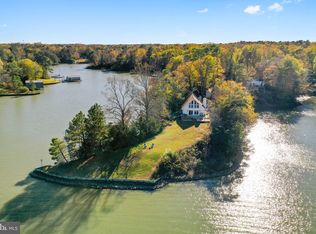 998 Robinson Ln, Topping, VA 23169
