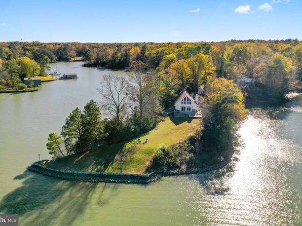 998 Robinson Ln, Topping, VA 23169