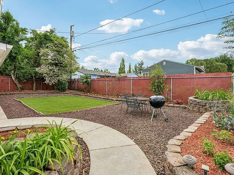 7918 SE Lincoln St — Photo 18
