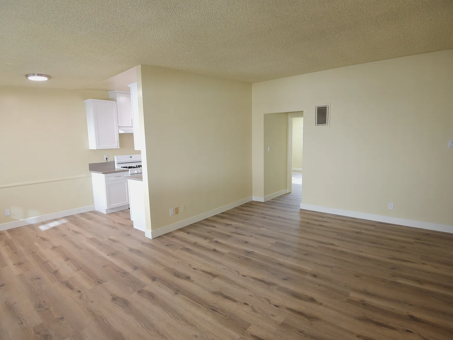 454 W Elk Ave — Photo 1