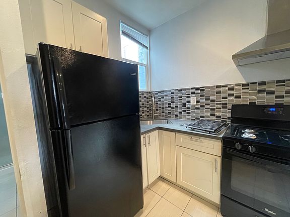 2nd image of 715 Leavenworth St APT 11