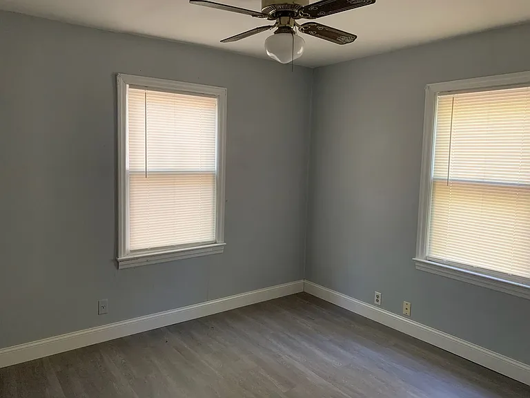 423 N Locust St — Photo 8