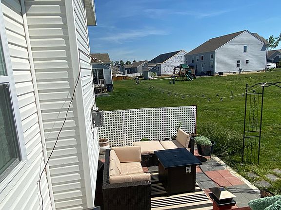 4th image of 212 Weeping Willow Run Dr