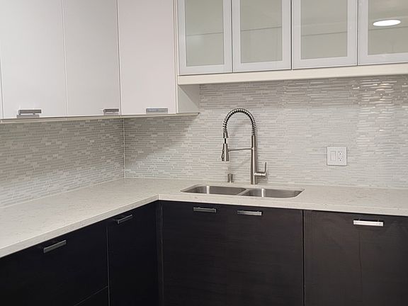 3rd image of 1020 Granville Ave APT 103
