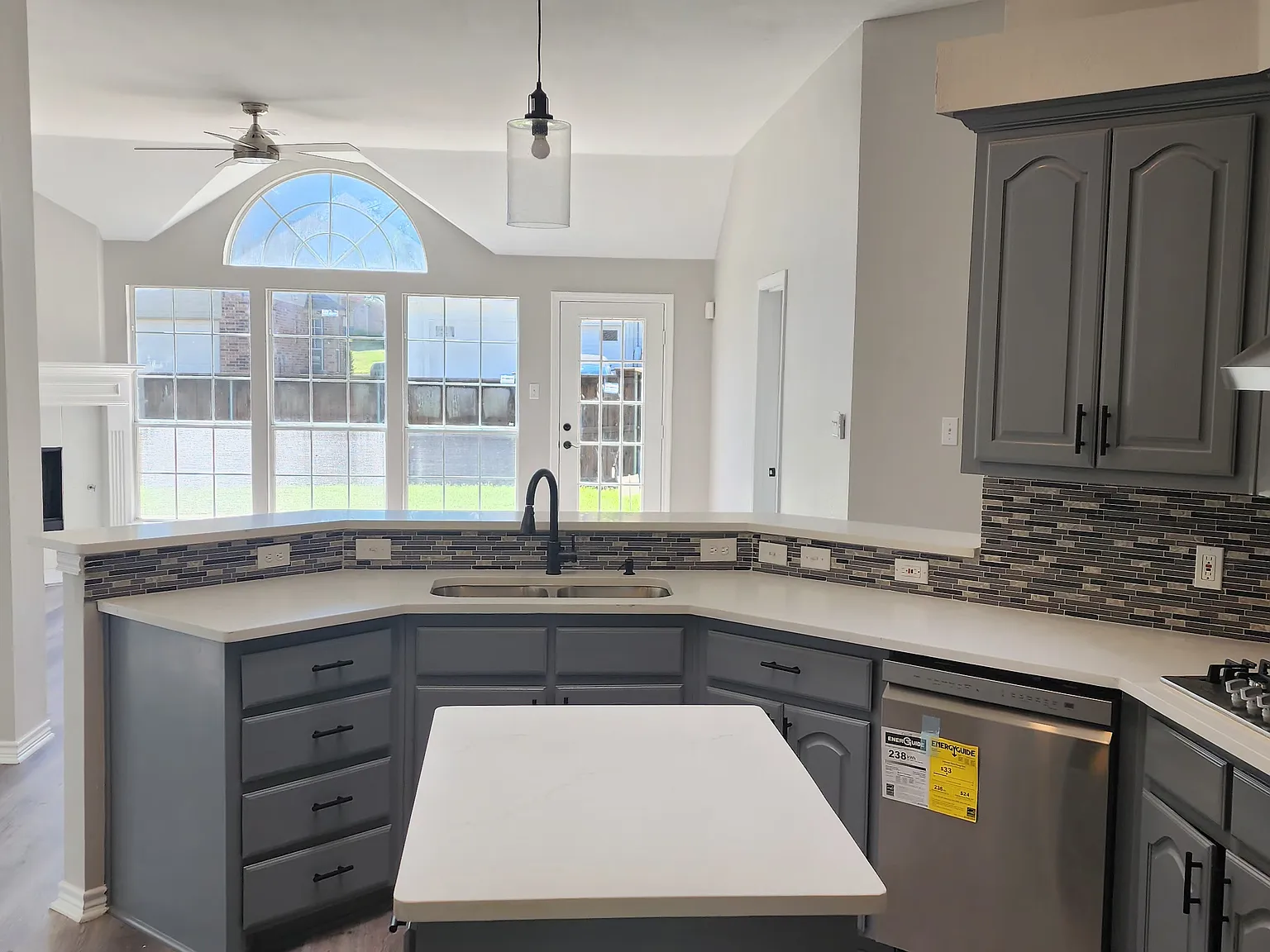 3 bed, 1980 sqft, $3,095 — Photo 3