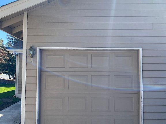 2nd image of 1040 NE Savannah Dr APT 1