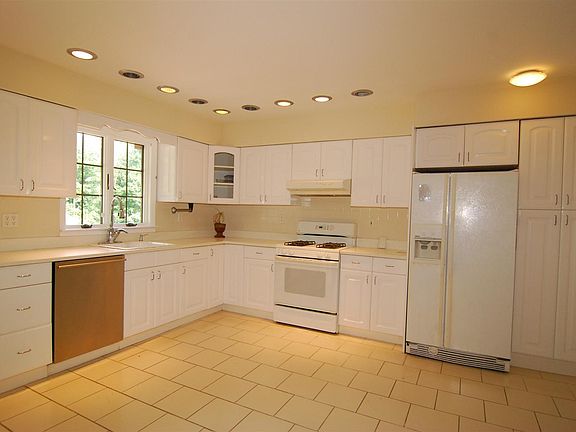 5th image of 49 Forest Ave