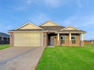 200 Oak Ave, Gentry, AR 72734