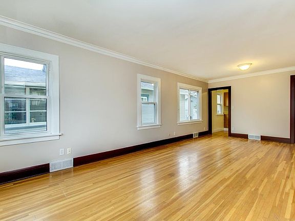 5th image of 106 10th Ave S