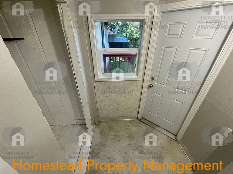 582 Main St W — Photo 13