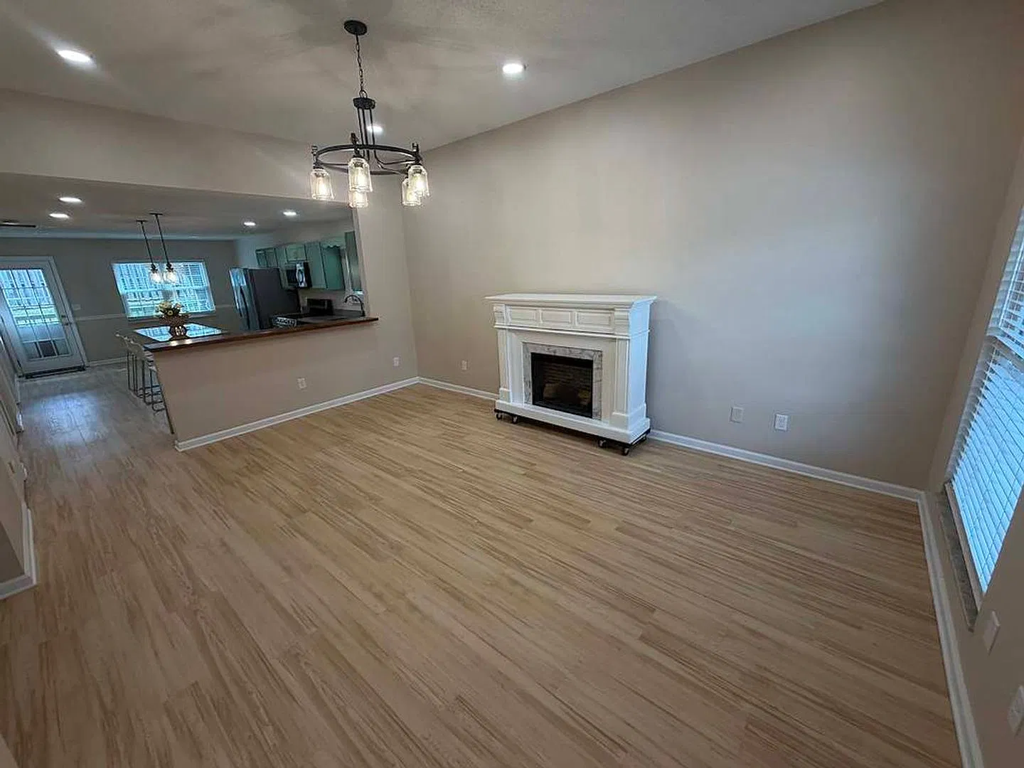 Stunning Updated 3 Bedroom Townhouse In Silver Brook In W. Knox11 — Photo 2