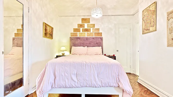 Sold by Bizzarro Agency | media 7