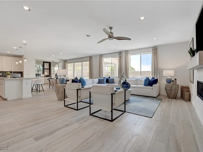 1075 N Water St — Photo 11