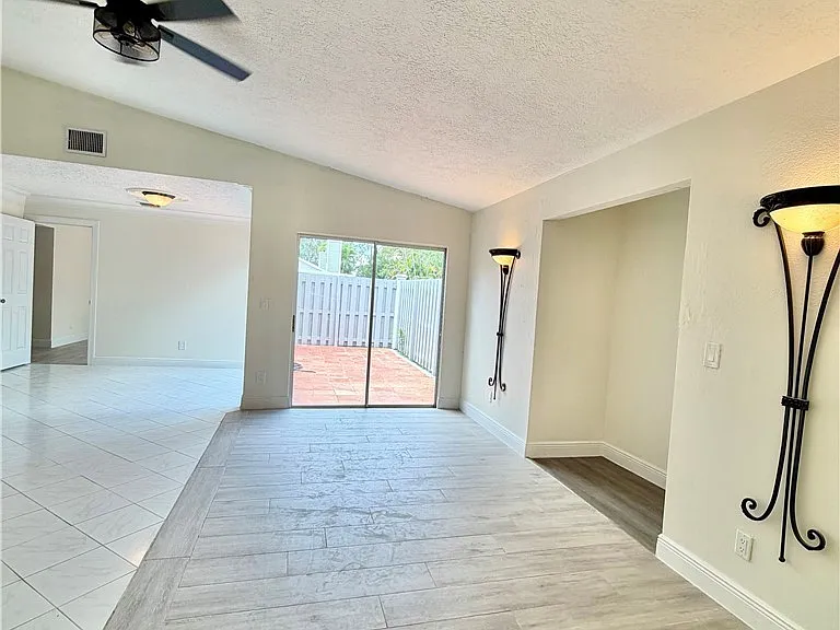 6220 Timberwood Cir #122 — Photo 11