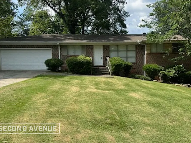 957 Hickory Cir — Photo 1