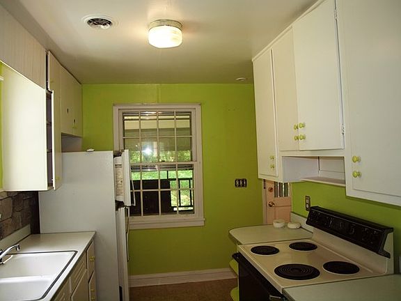 5th image of 441 Oak Hill St