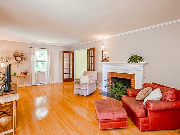 3rd image of 604 Churchill Ct
